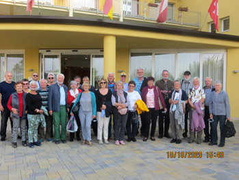 Reisegruppe vor Hotel