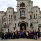 Reisegruppe vor Schloss Frauenberg