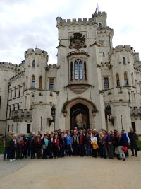 Reisegruppe vor Schloss Frauenberg